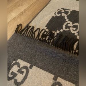 Gucci Throw- Diamanté pattern in brown.